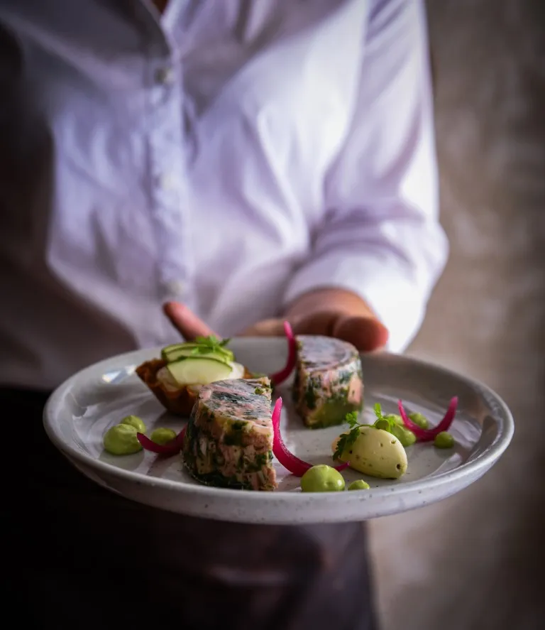 Assiette dressée par le restaurant Un air de famille